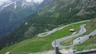 入口にしっかりゲートがあります。有料道路です。でも道幅がしっかりあり，バスでも運転しやすい。