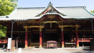 つつじ祭りでにぎわっていた