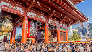 普段は休日でもあまり混雑を感じない宝蔵門 ですが、正月三が日は鬼混雑でした。