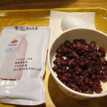 杏仁豆腐に小豆をトッピング