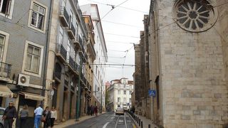 カテドラルの北側を東西に通る通りです