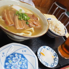 そーきそばとじゅーしぃのセット