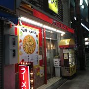 駅のエスカレーターを上がってすぐ