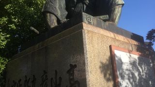 三条大橋周辺の名所の一つとなっています。