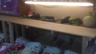 地元の名産品など土産物がたくさんあります。