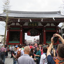 三社祭で提灯はたたまれていました。