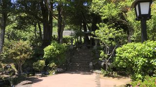 高台の眺めが良い場所にあります