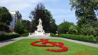 王宮庭園にあります