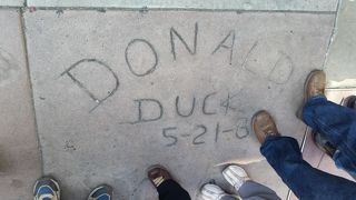 スターの手形足型が並ぶ