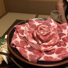 真ん中がバラ肉、周りがロース肉