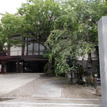 奥が本堂です。