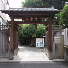 山門は素朴です。