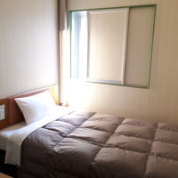 落ち着いた客室。プラグがベッド脇なので便利