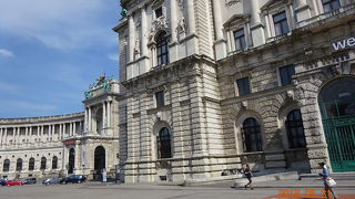 新王宮の前には、ウィーンの英雄、オイゲン公の騎馬像があります。
