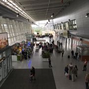 こじんまりとしたシンプルで綺麗な国際空港だが設備は微妙