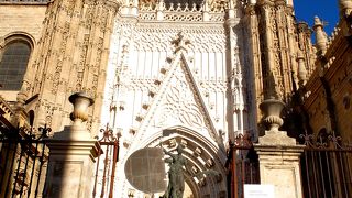 アルカサルより待たないのでまずここから見学するとよい