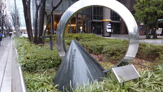 近代的なオブジェと句碑