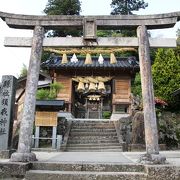 鳥居、随神門、拝殿の注連縄三重連が美しい神社です。
