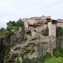 巨岩の上に建つ修道院