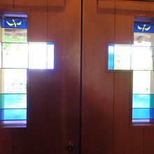 ドアのステンドグラスがかわいい