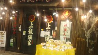 上野の駅の入谷口の改札の真向かいぐらいの場所