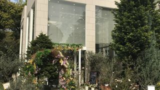 お花にかこまれた花屋さん