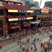 ブッシュスタジアム内からカーディナルスネイションを見る