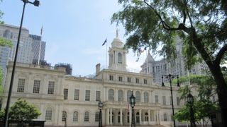 白く美しい建物