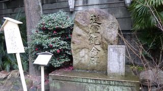 存在感のある石碑です