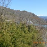 高遠城址公園から坂を下りながら見えた　湖の青い色が新鮮に感じました