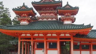 向かって左側の建物