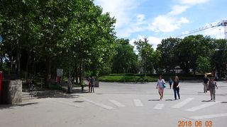 カールスプラッツ駅からすぐのところにある公園です。