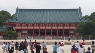 應天門からは広い境内に大極殿は映える