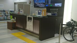 空港出口にあります