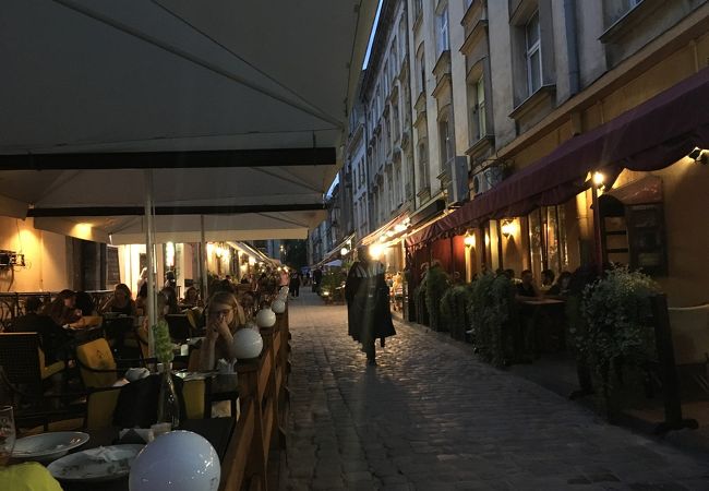 リノック広場南西から南に伸びる道