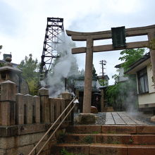 雨も降っていますが、源泉で階段が変色しています