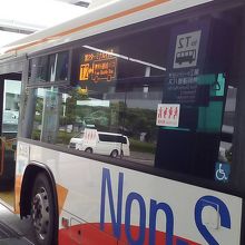 シャトルバスに乗ります。