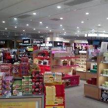 免税店はなかなか立派です。