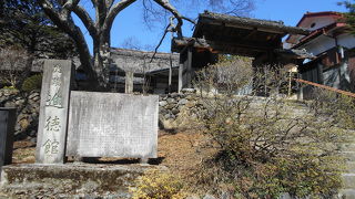 門や建物は当時のまま残っています