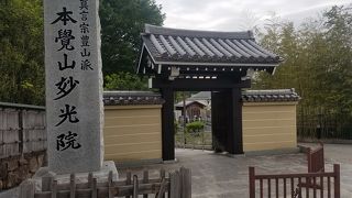 赤い仁王門が絵になる