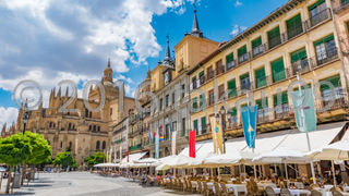 広場の周りには大聖堂、市庁舎などの見所が集まっています。