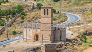 アルカサルの真北方向の城壁外にポツンと建っている古い教会の建物です。