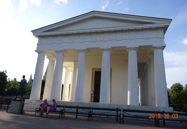 フォルクス庭園の中央にあるギリシャ神殿風の建物