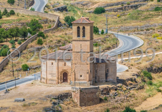 アルカサルの真北方向の城壁外にポツンと建っている古い教会の建物です。