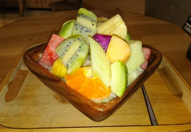 フルーツたっぷりのかき氷