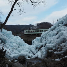 線路沿いなので電車も見えます