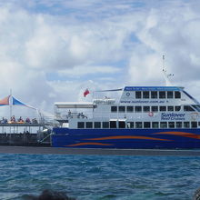 ポーントゥーンに接岸したサンラバークルーズ社の船