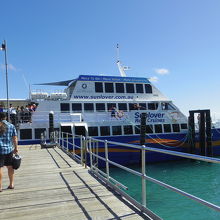 フィッツロイ島に到着したサンラバークルーズ社の船