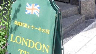 落ち着いて紅茶を楽しむ