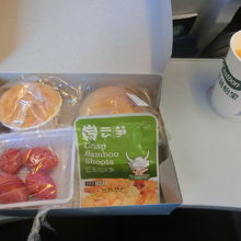 麗江⇒深セン機内食　パン・カップケーキ・ミニトマト・ザーサイ